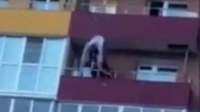 Чудесное спасение: мужчина поймал выпавшую с балкона собаку