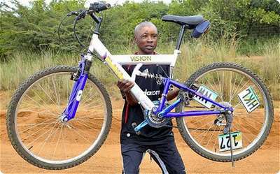 Африканец отбился от леопарда велосипедом