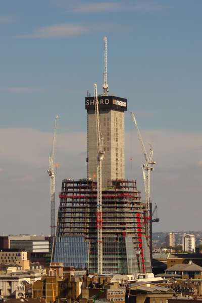 На верхнем этаже самого высокого здания в Лондоне поселился лисенок