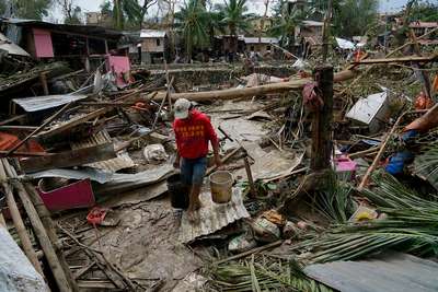 Филиппинка нашла пропавшую год назад во время тайфуна собаку