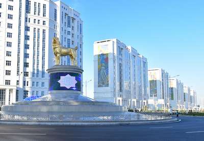 В Туркменистане открыли 15-метровый позолоченный памятник алабаю